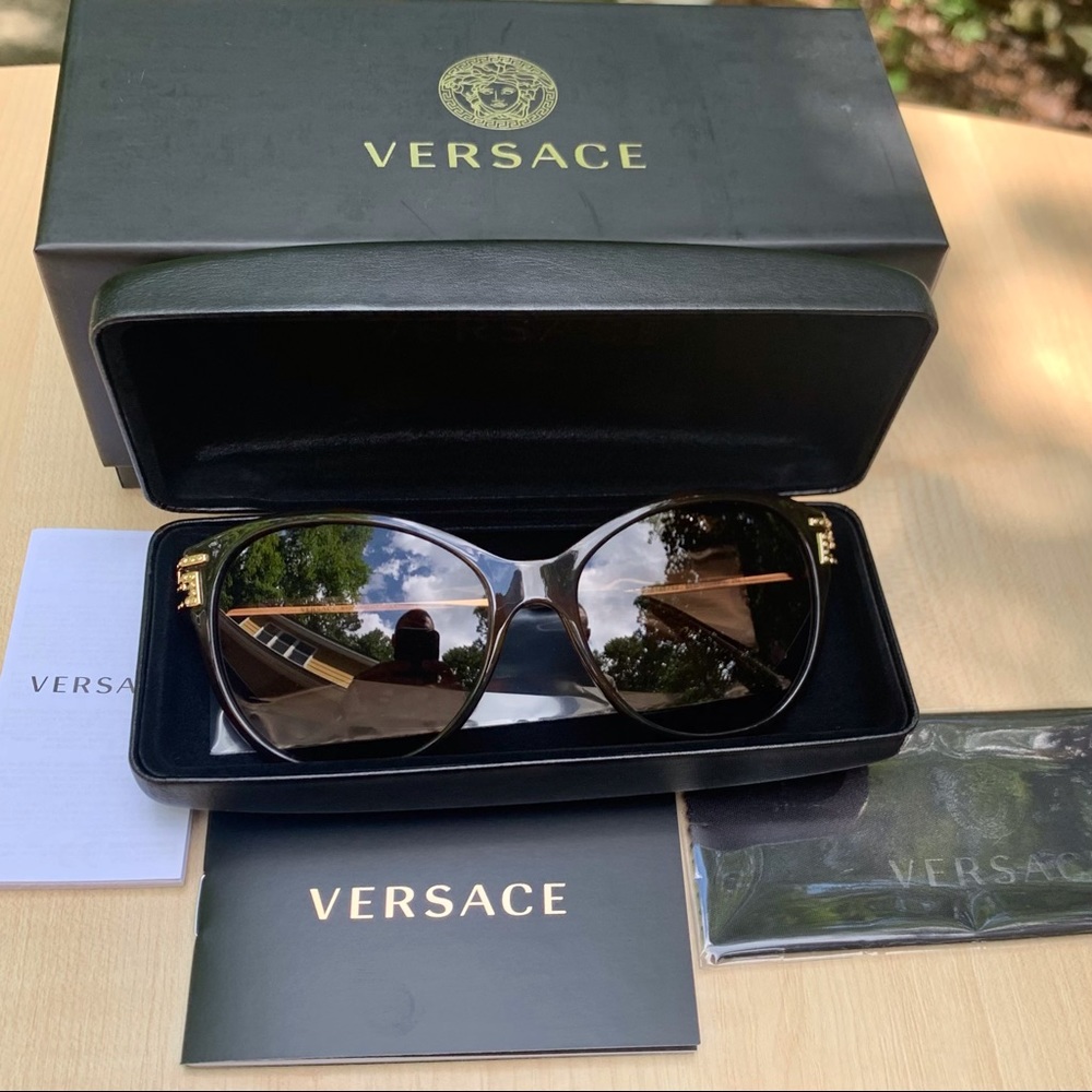 New! ⚜️VERSACE Women’s Sunglasses GORGEOUS CATEYE frames tinted lenses In case